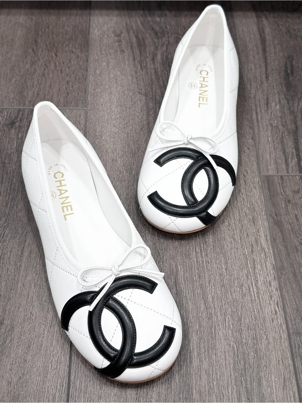 NEW CHANEL CAMBON WHITE QUILTED LEATHER FLATS WITH LARGE BLACK CC LOGO size 38.5 - Picture 2 of 16